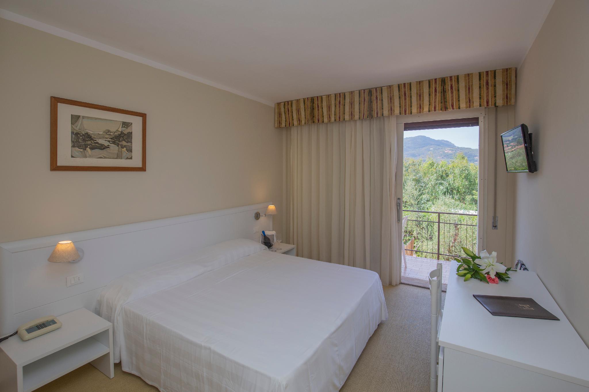 Classic, Double Bed, Garden View