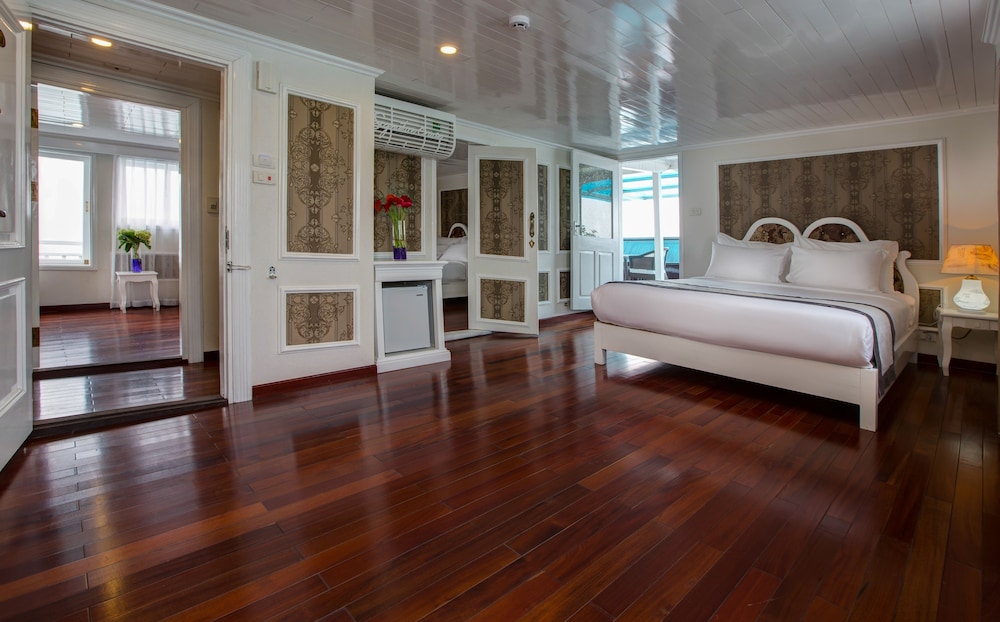 Signature Royal Halong Cruise 4/36