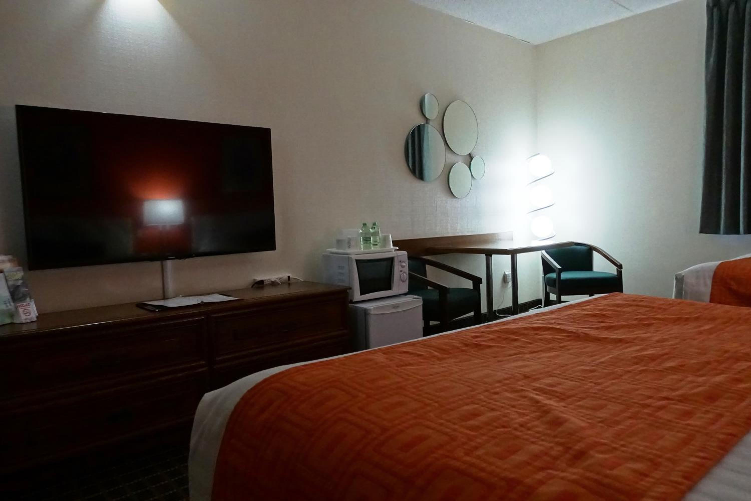 Howard Johnson by Wyndham Tillsonburg 18/28