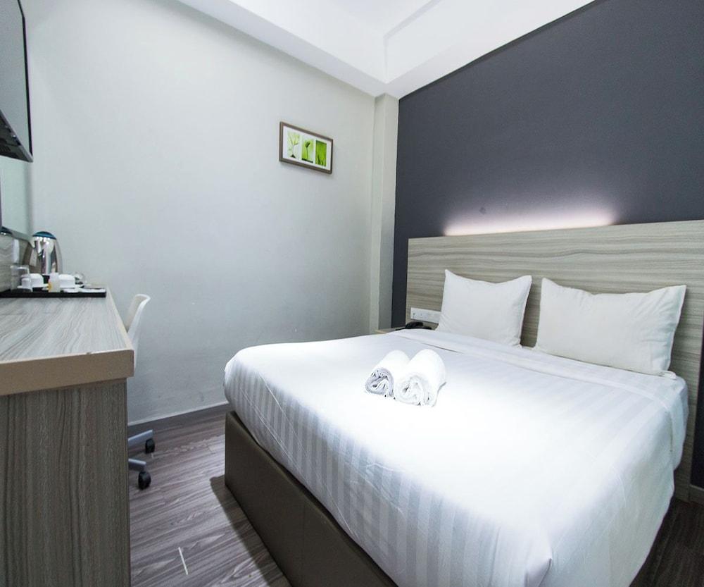 Standard, Queen Bed, No Window