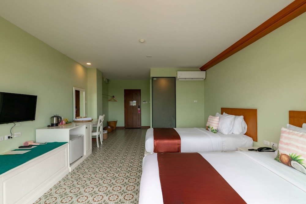 Space, Deluxe, Twin Beds, ROYAL PINEAPPLE HOTEL a welcome to wealth and good fortune 3/9