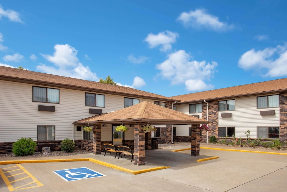 Days Inn & Suites by Wyndham Davenport East 1/39