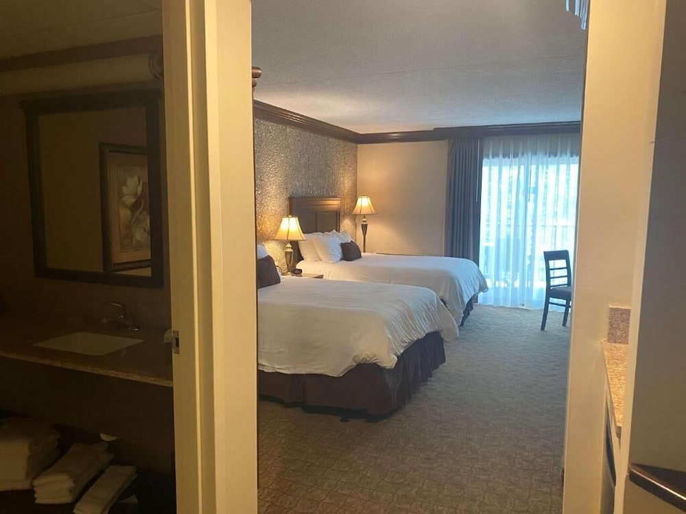 غرفة أساسية بسريرين مزدوجين، Fourwinds Lakeside Inn Marina 7/7