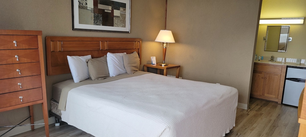 1 Bedroom, Efficiency, Suite, Queen Bed, Pool or Ocean View, Sofa