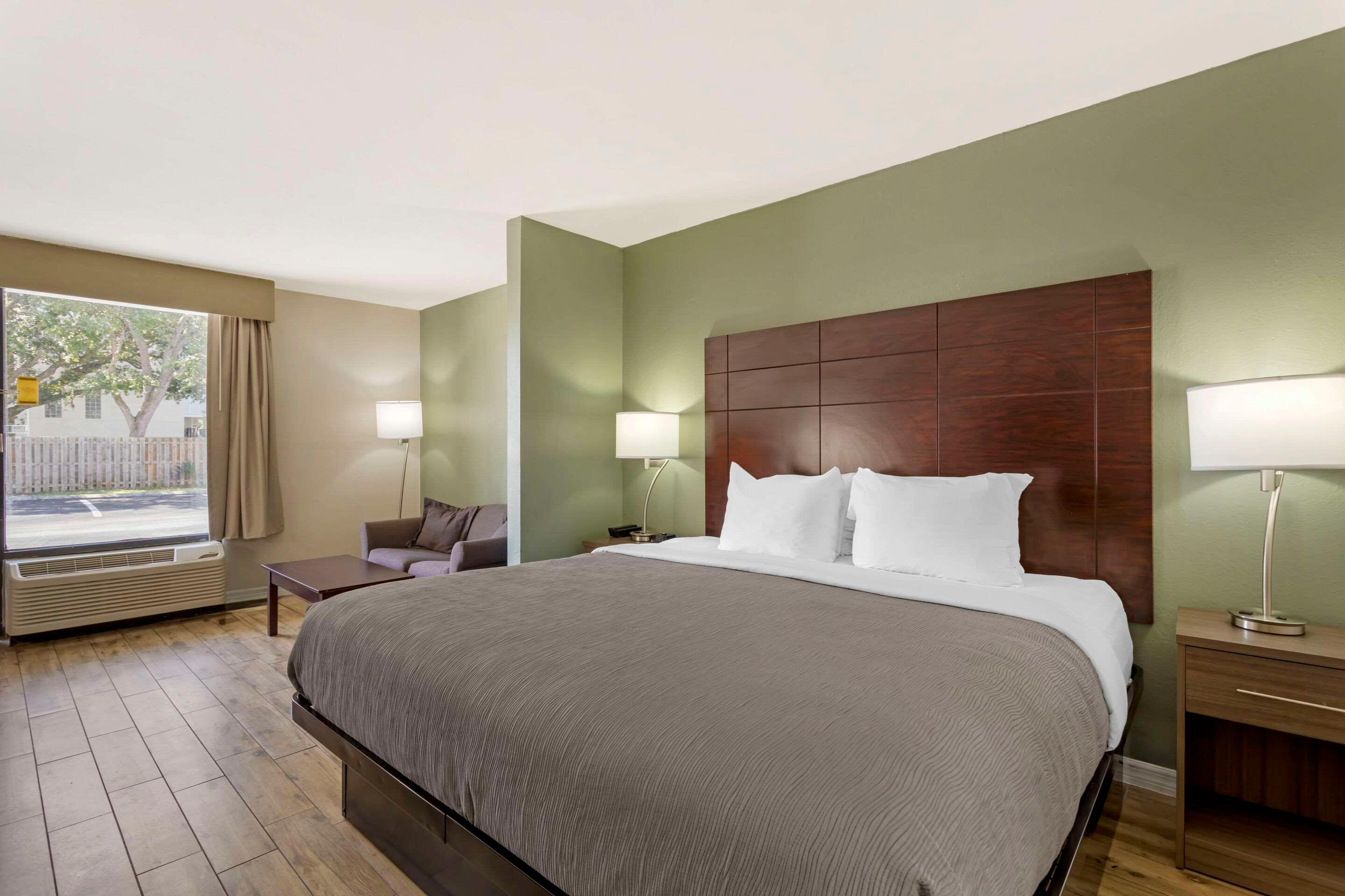 SUITE, KING BED