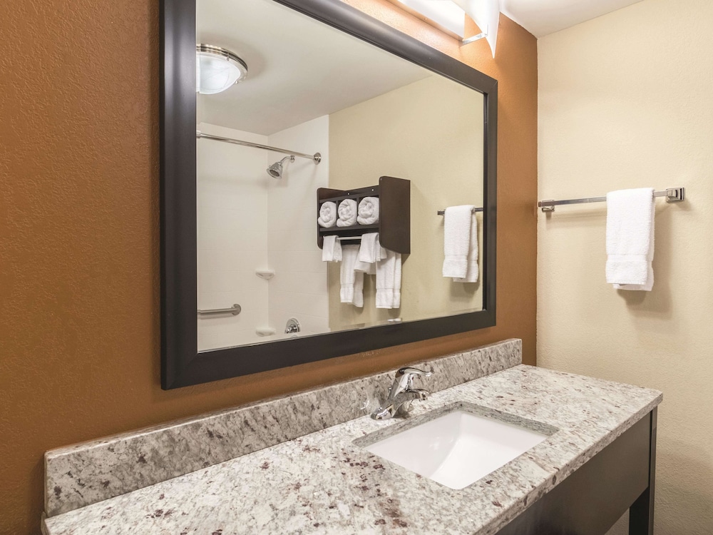 La Quinta Inn & Suites by Wyndham Knoxville Papermill 17/45