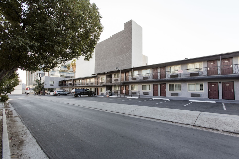 Hollywood Palms Inns & Suites 44/56