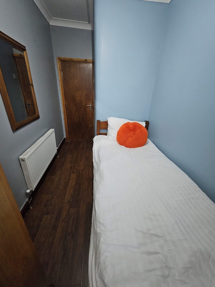 SnoozeDen Wellesley - Near to Slough Station 31/44