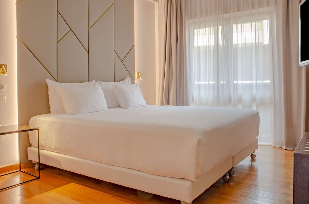 Adjoining, Family, King and Twin Beds