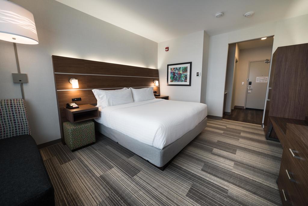غرفة بسرير كينج، HOLIDAY INN EXPRESS & SUITES WEST EDMONTON-MALL AREA 4/7