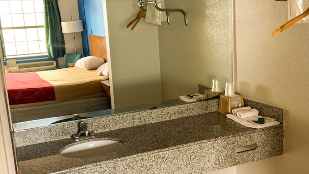 Luxury Inn and Suites Forrest City 17/34