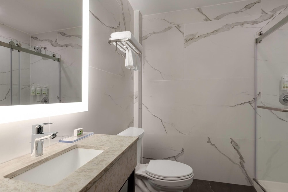 غرفة بسريرين مزدوجين، Ramada by Wyndham Brooklyn Empire Blvd 6/8
