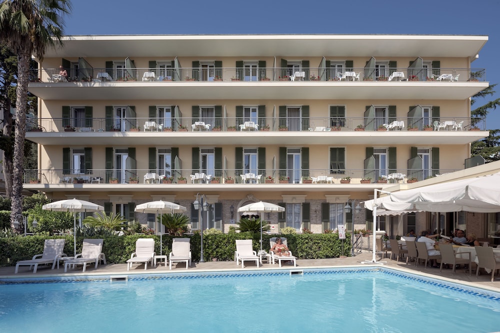 Hotel Paradiso 2/78