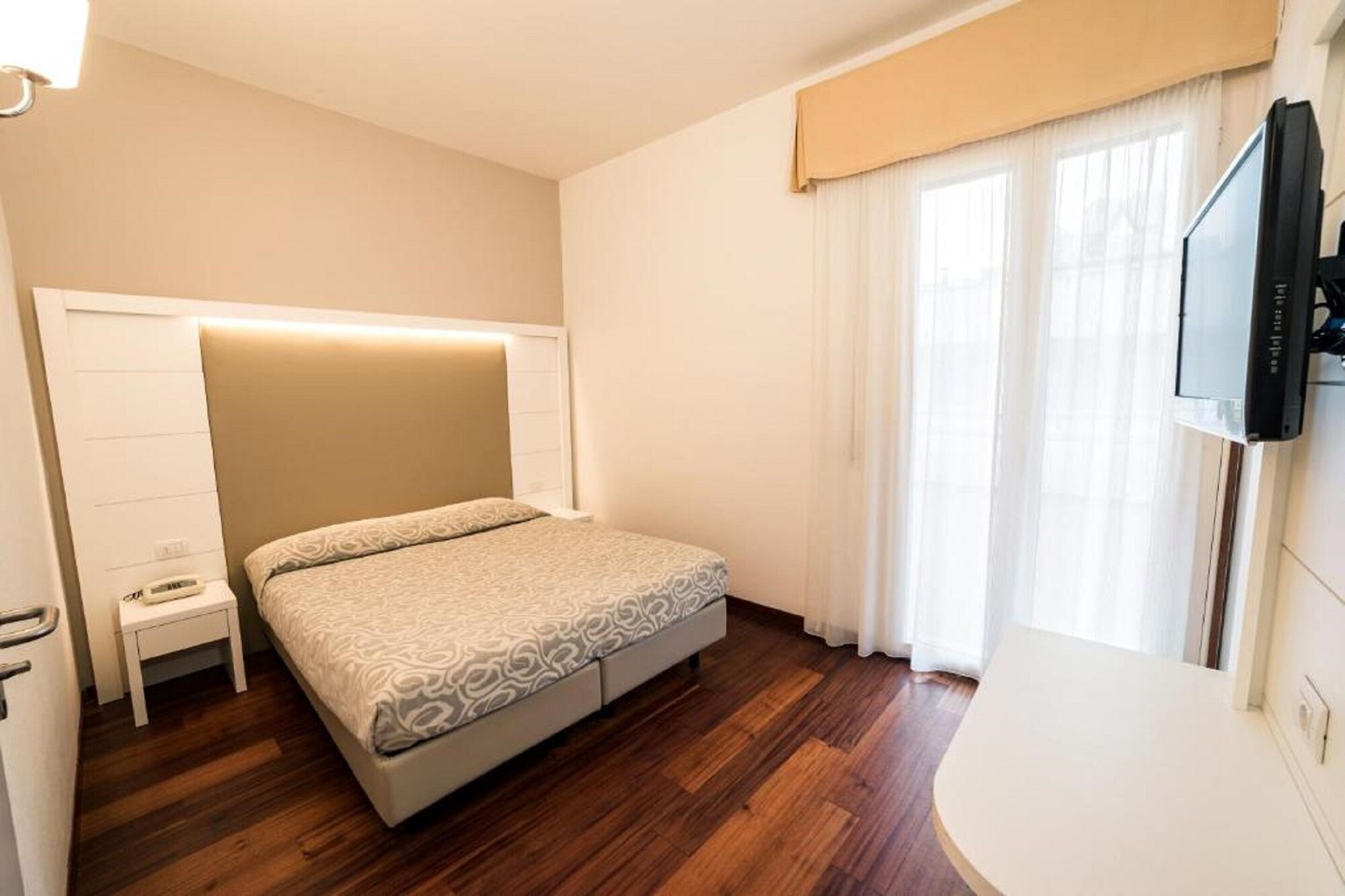 ROOM, DOUBLE BED