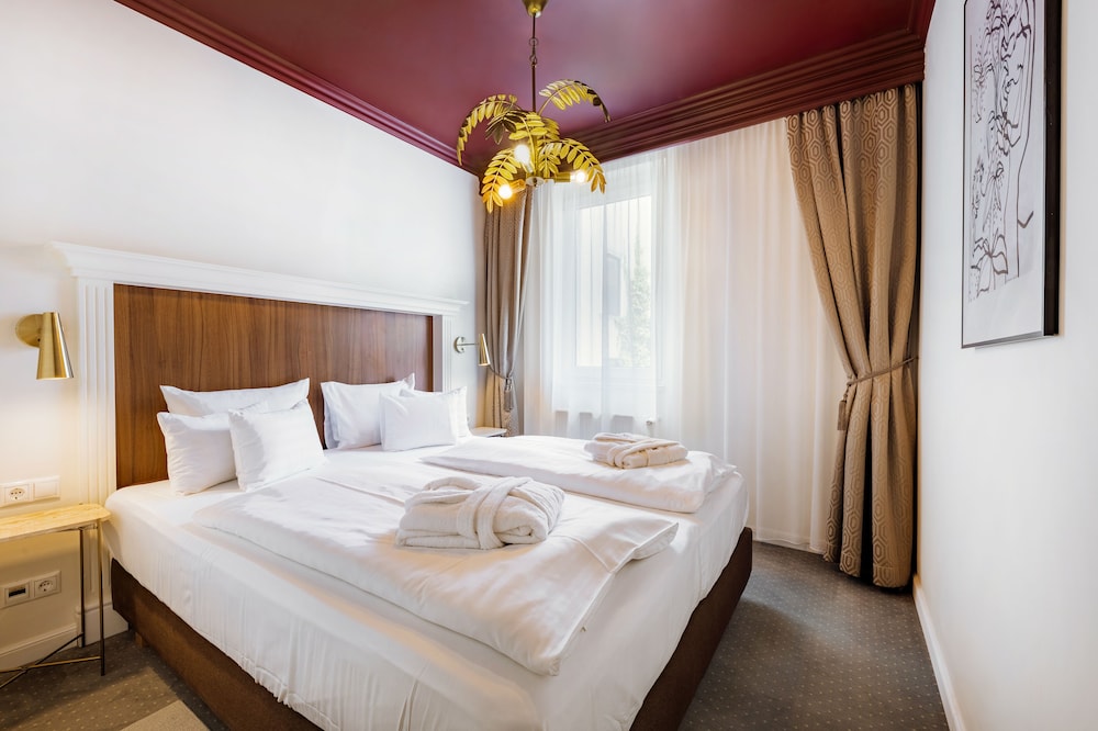 SUPERIOR, SUITE, TRIPLE, KING BED
