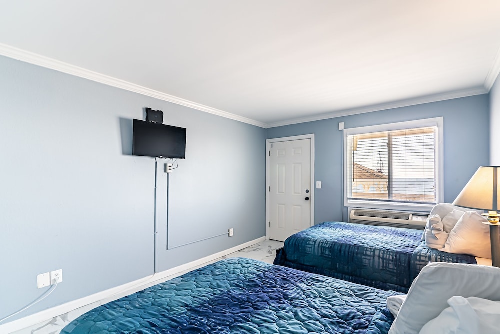 Boardwalk Hotel Charlee Beach House Rentals 16/50
