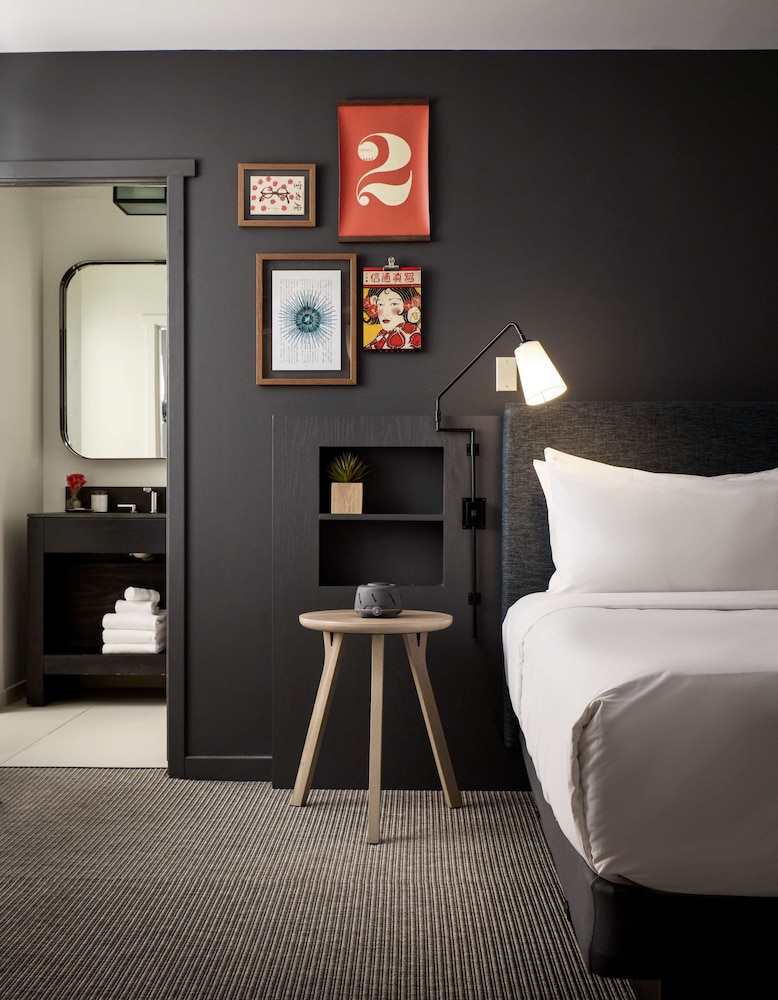 SUITE, KING BED, SOFA