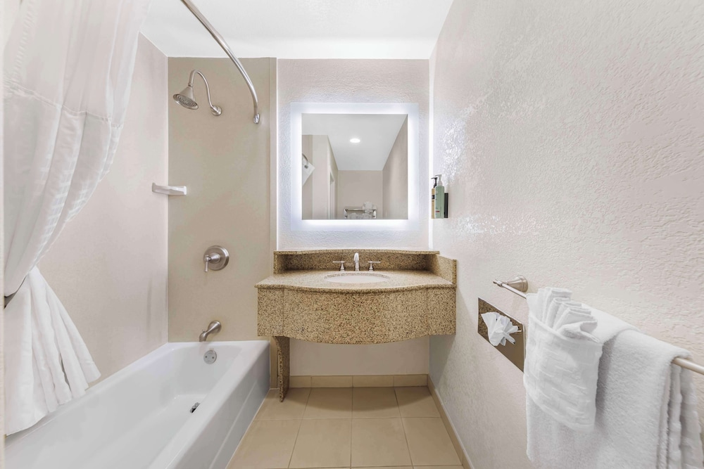Standard, 2 Queen Beds, Best Western Plus Ontario Airport & Convention Center 9/10