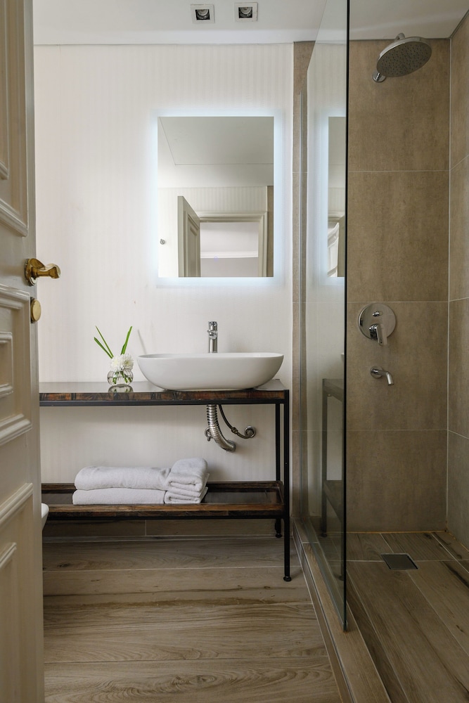 Midtown Boutique Hotel 69/70
