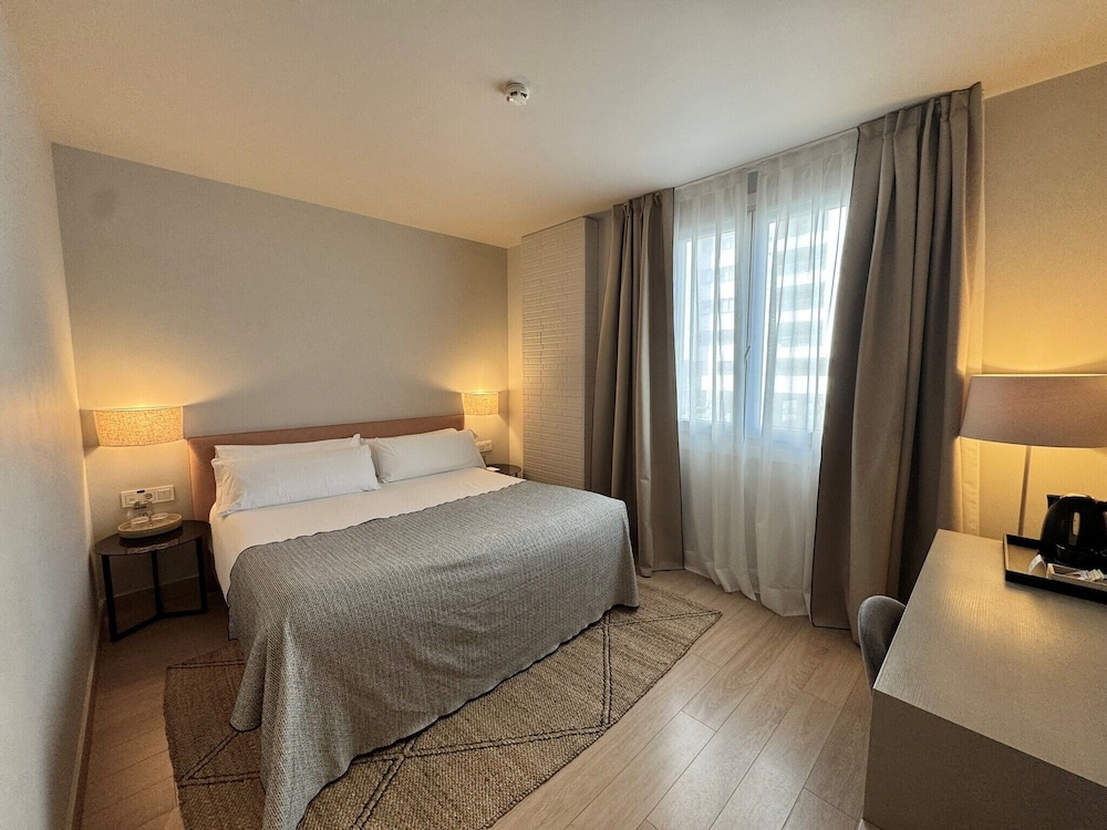 ROOM, DOUBLE BED