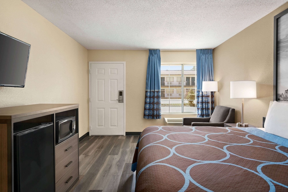 Super 8 By Wyndham Gulfport Near Biloxi 33/57