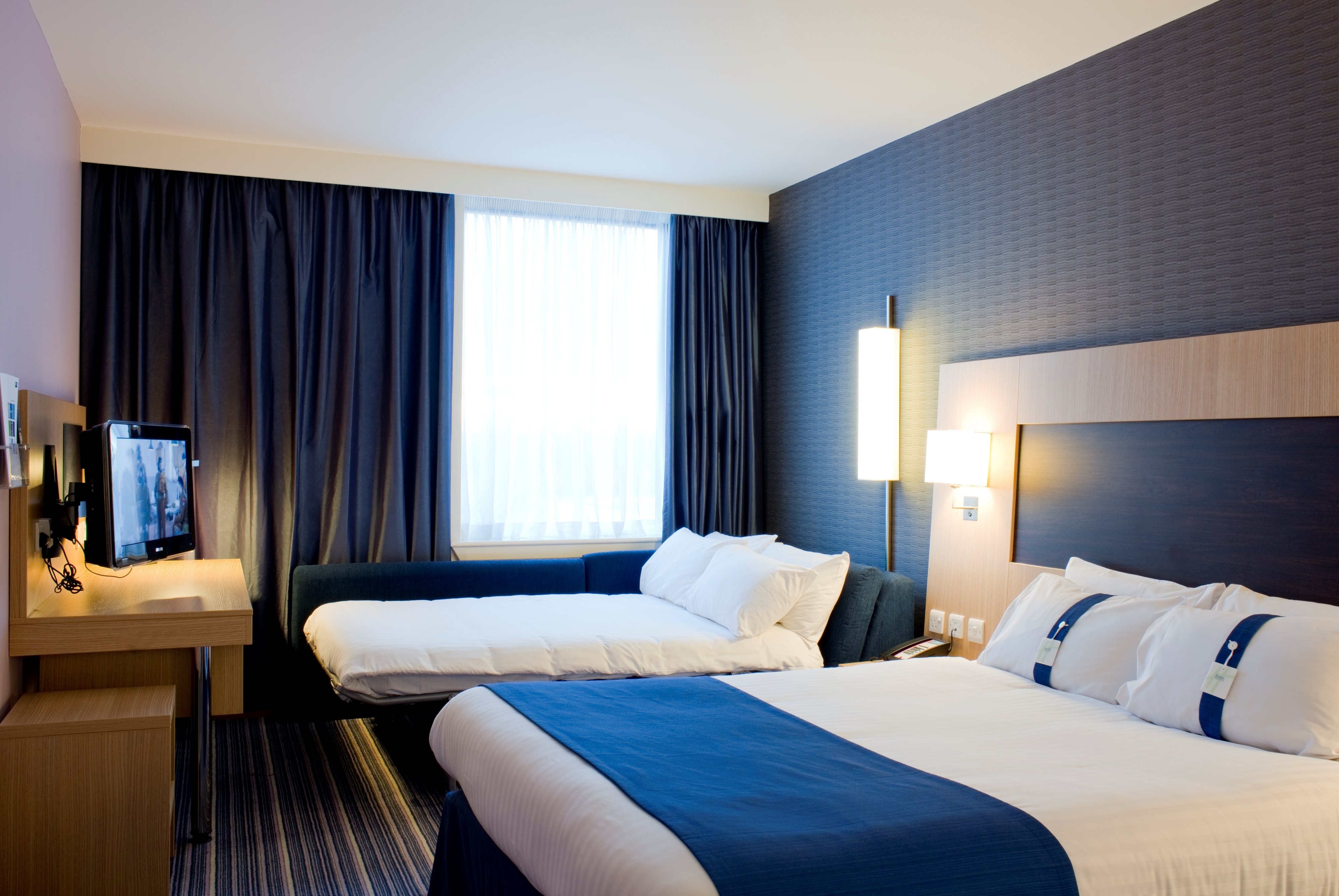 غرفة بسرير مزدوج مع أريكة، HOLIDAY INN EXPRESS ROTHERHAM - NORTH 2/2