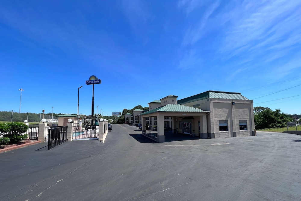 Days Inn by Wyndham Greenville AL 24/33