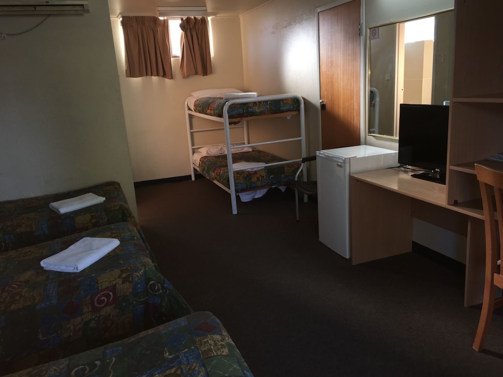 RED CEDARS MOTEL CANBERRA 28/42