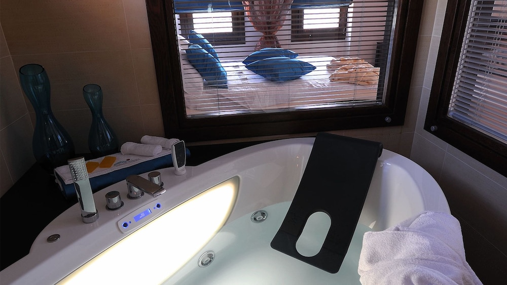 Iakovakis Suites Spa 48/50