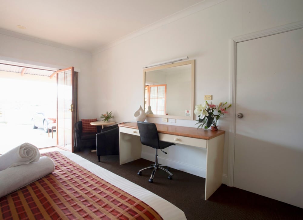 Deluxe, 1 Queen and 1 Single Bed, BOWEN INN MOTEL 8/8