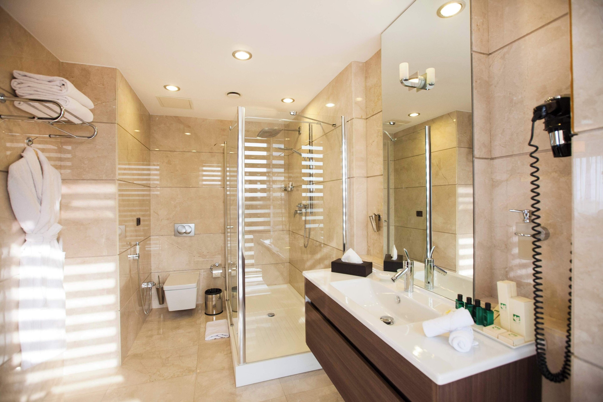 2 Bedrooms, Premium, Suite, 1 King and 1 Single Beds, Chinar Hotel & Spa 5/6