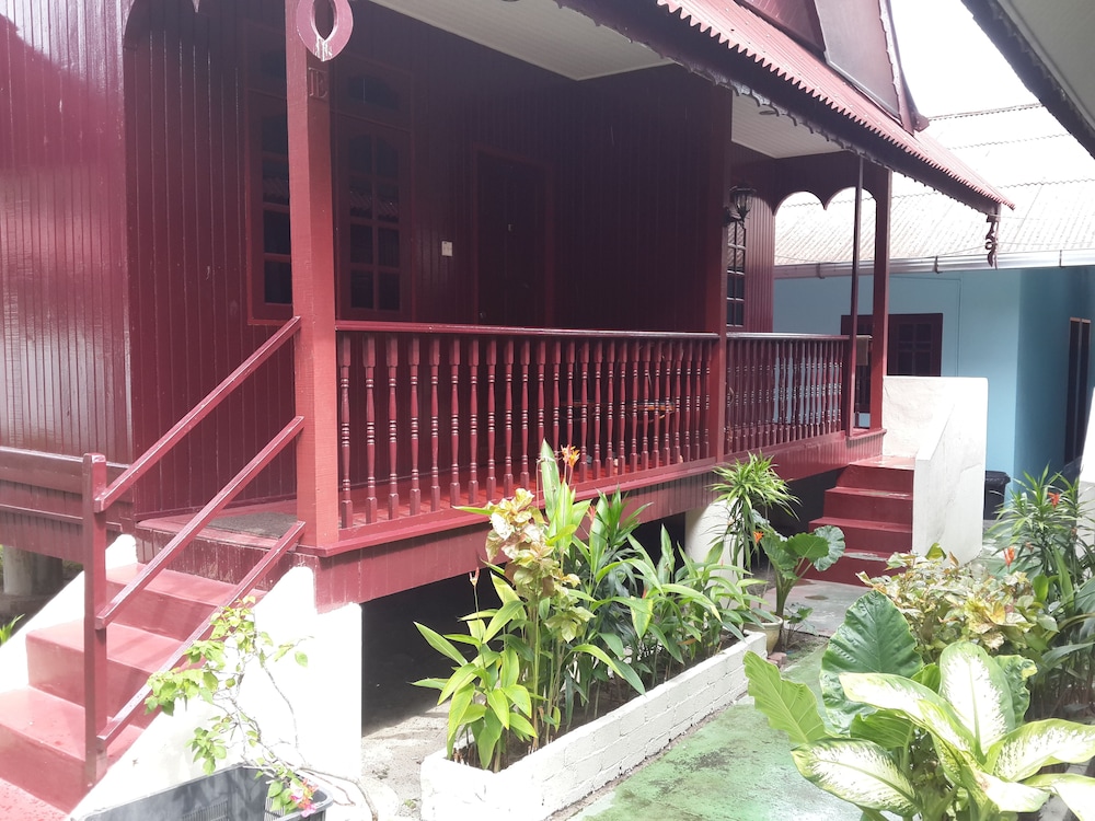 Budget Beach Resort 5/20