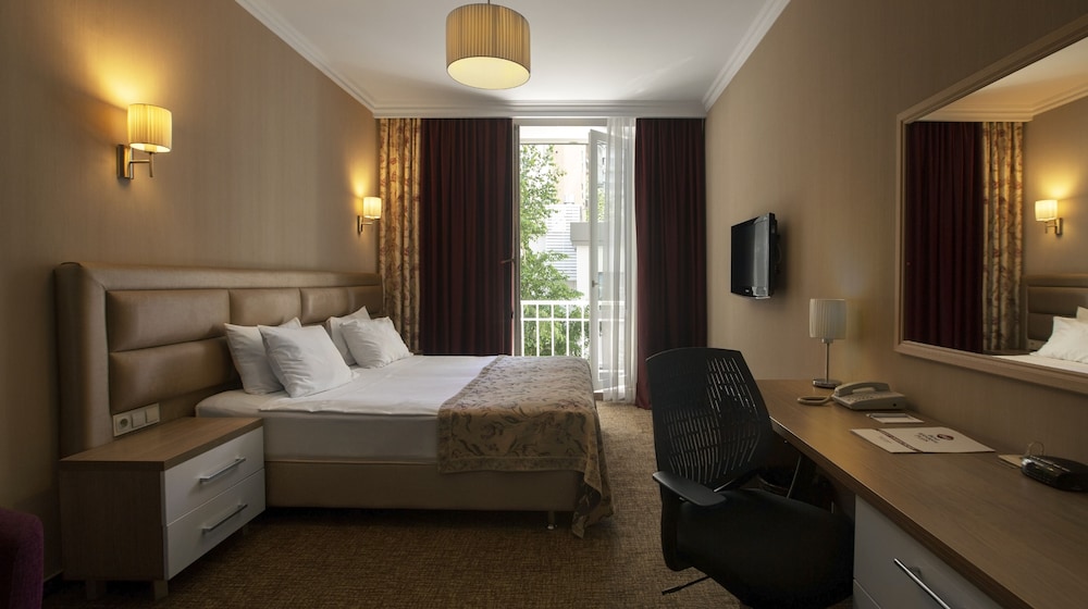Flowers Hotel 16/70