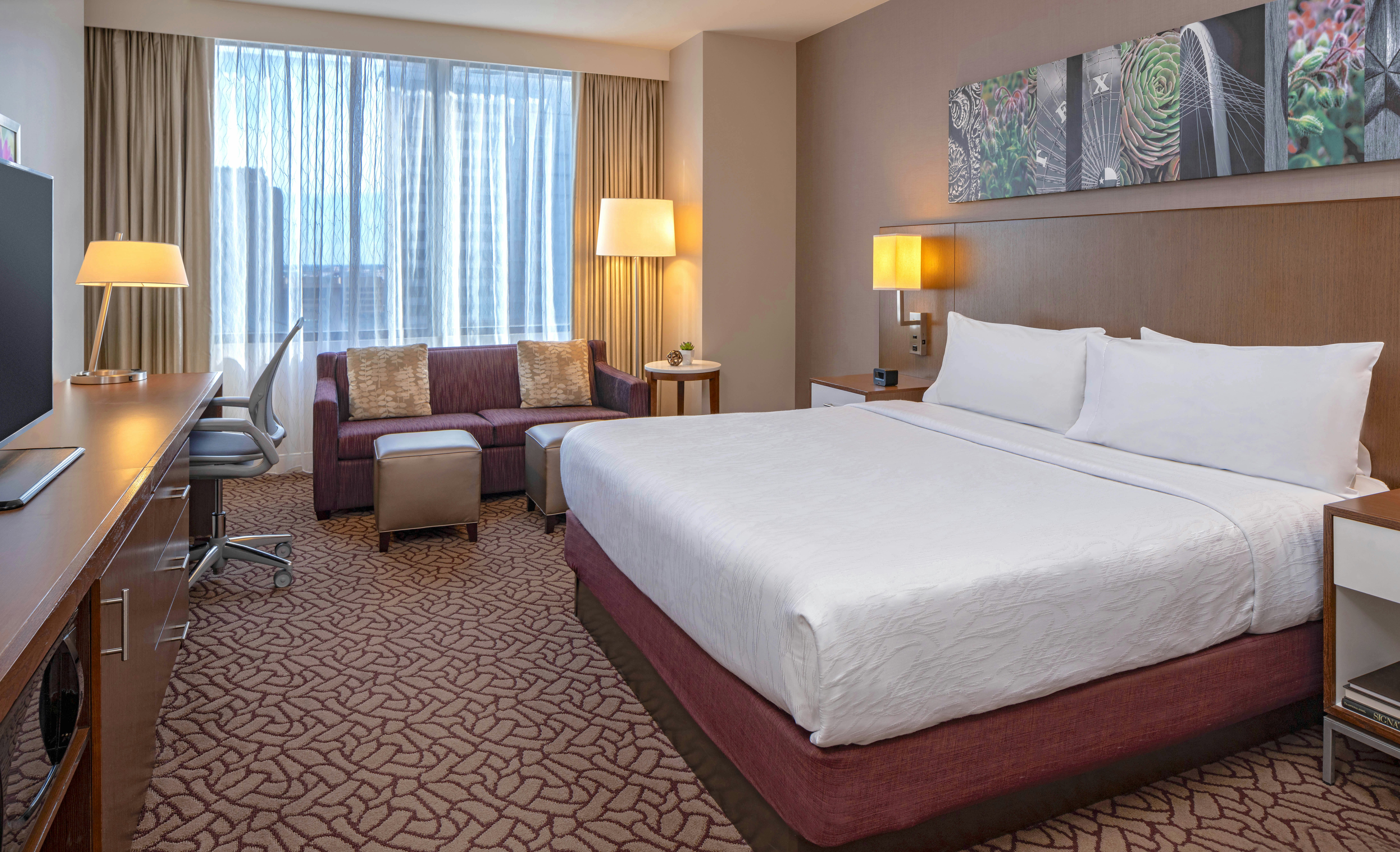 DELUXE, KING BED