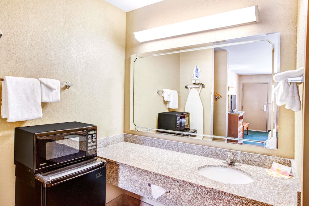 Days Inn By Wyndham Kennesaw 17/23