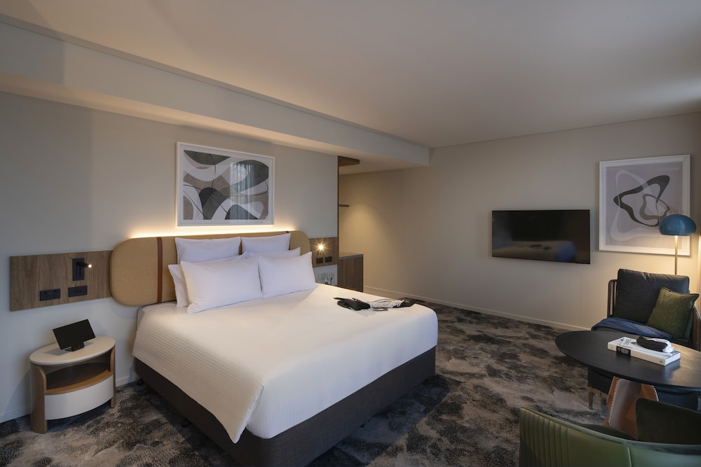 DELUXE, KING BED