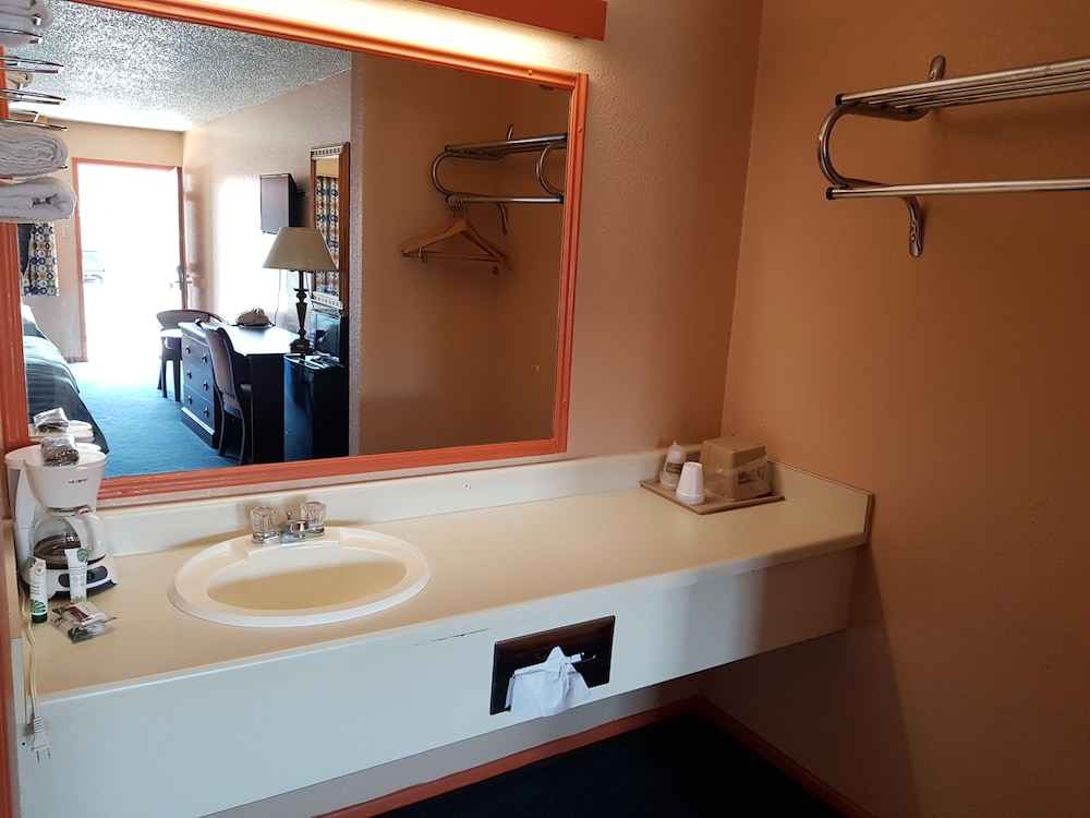 Budget Host Inn Eastland 7/56