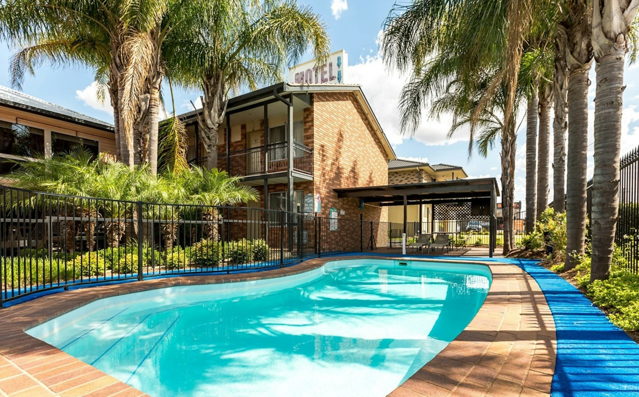 Cattlemans Country Motor Inn & Serviced Apartments 13/23
