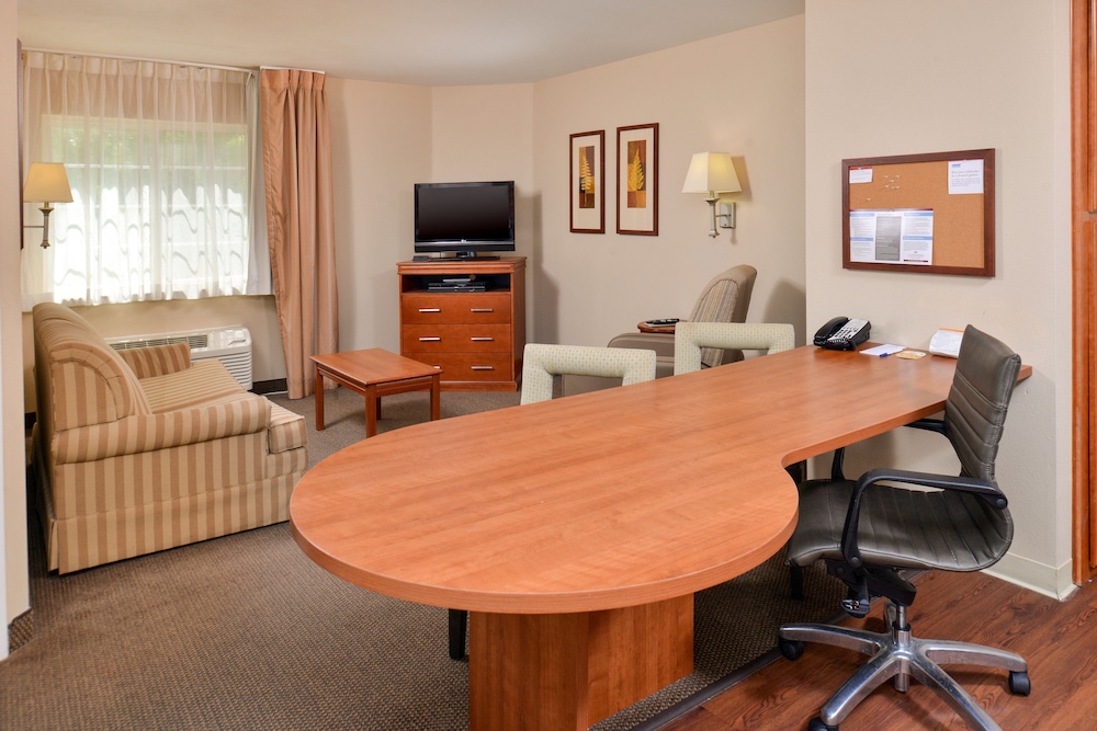 Candlewood Suites Lafayette- River Ranch 46/58