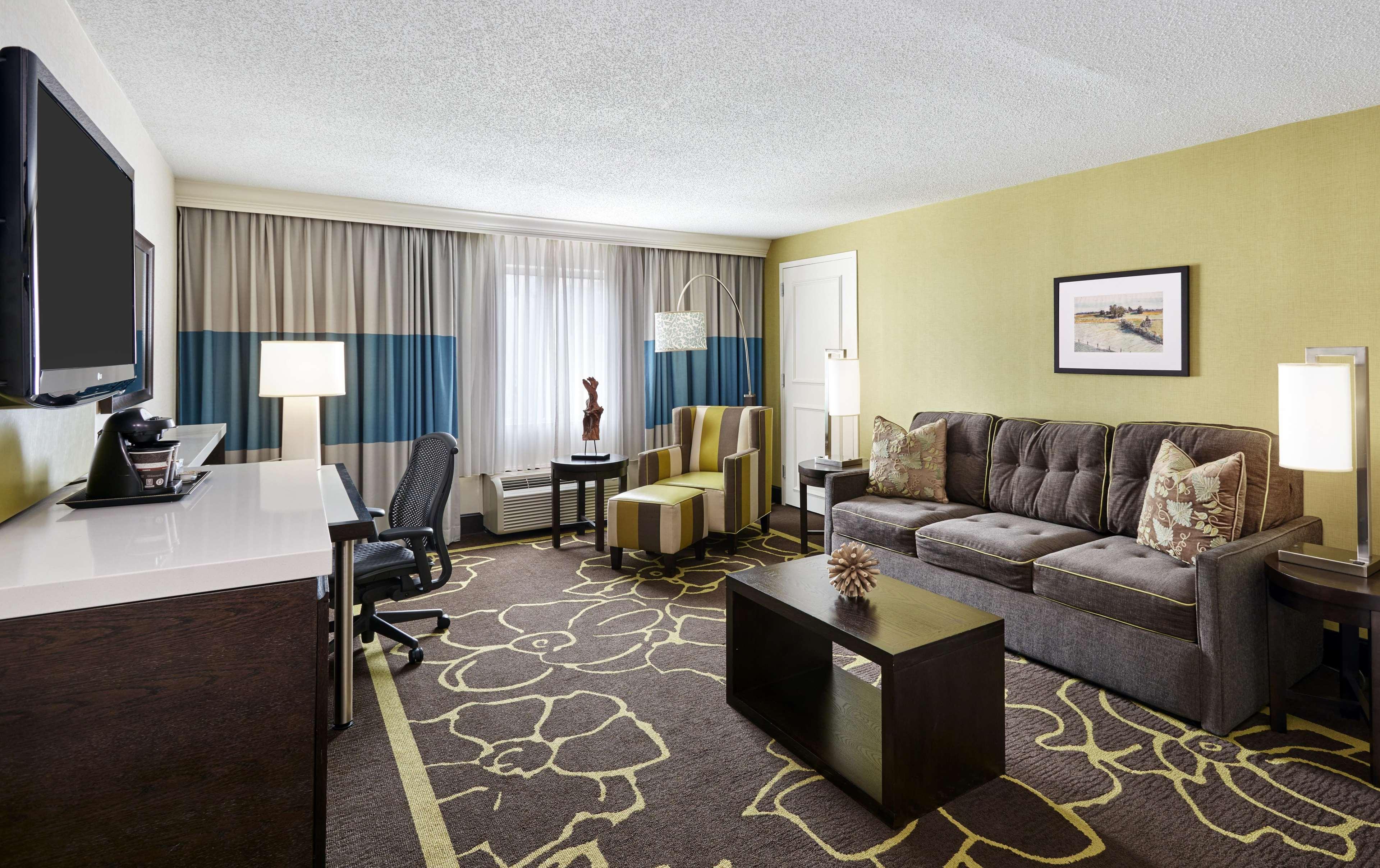 DOUBLETREE BY HILTON HOTEL CHARLOTTE 49/76