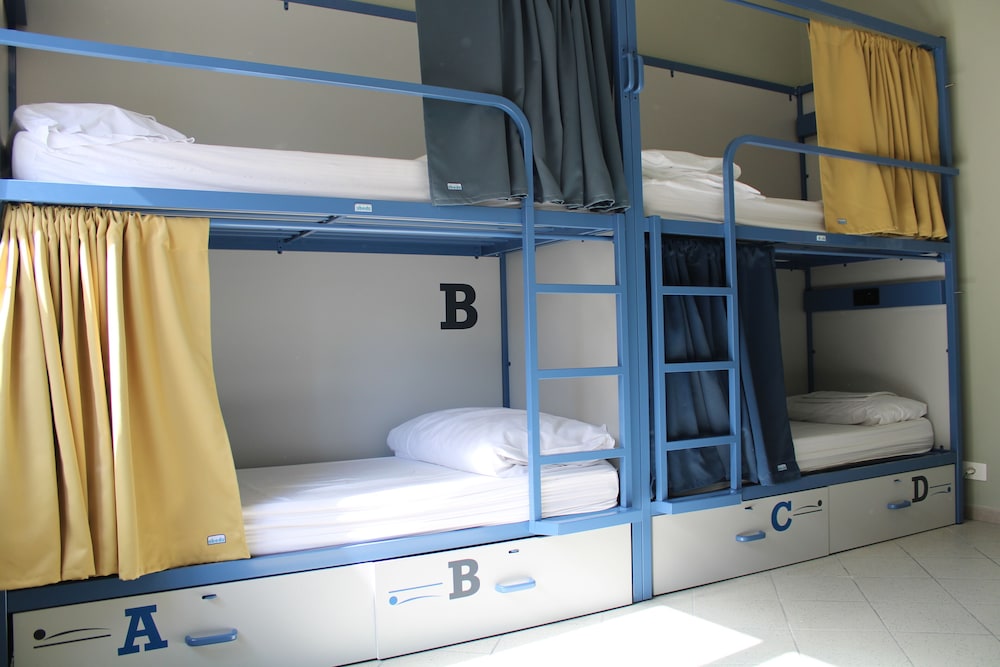 MIXED DORM, SHARED BATHROOM