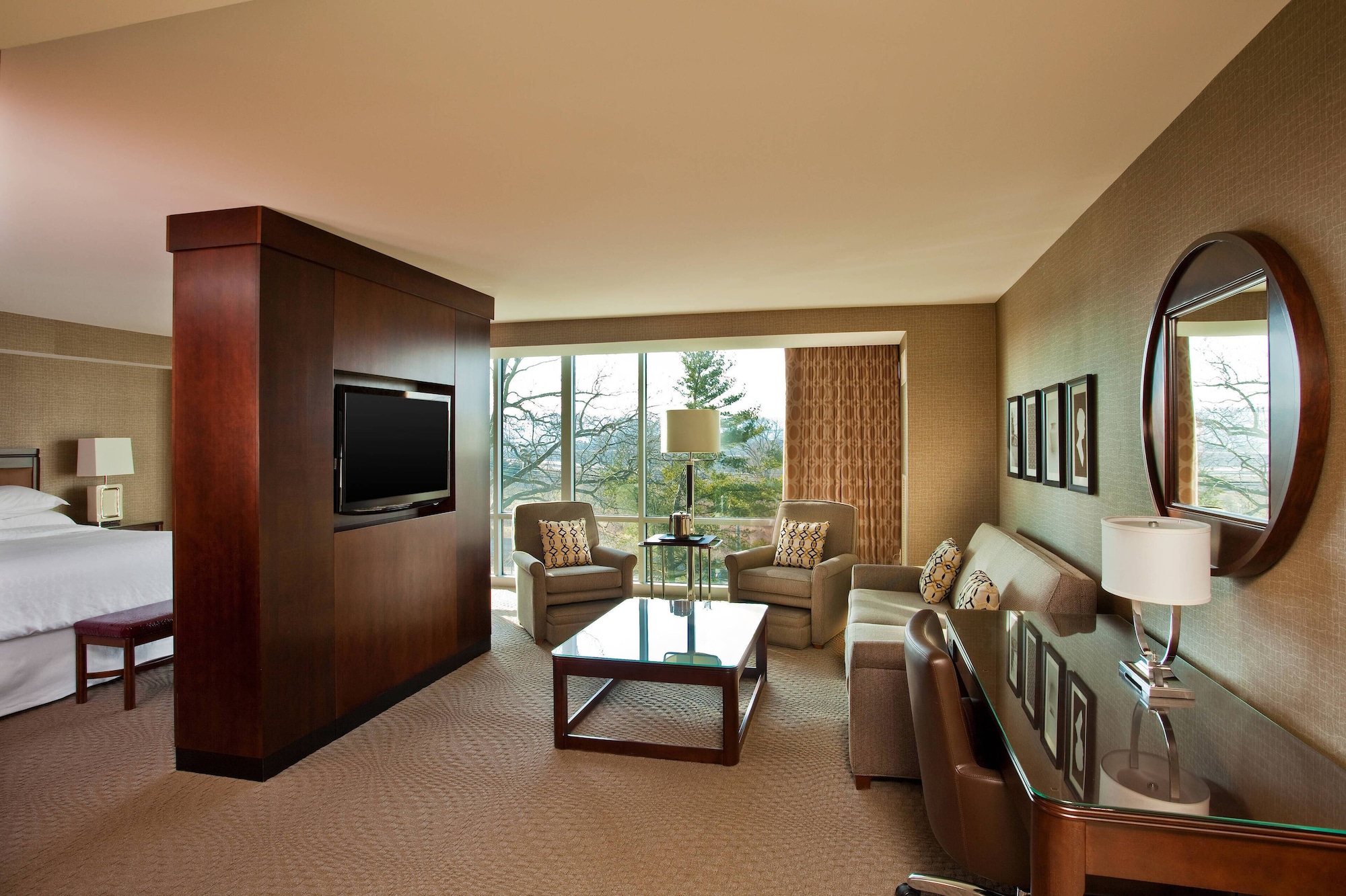 غرفة بسرير كينج بإطلالة على المدينة مع أريكة، Sheraton Valley Forge King of Prussia 2/4