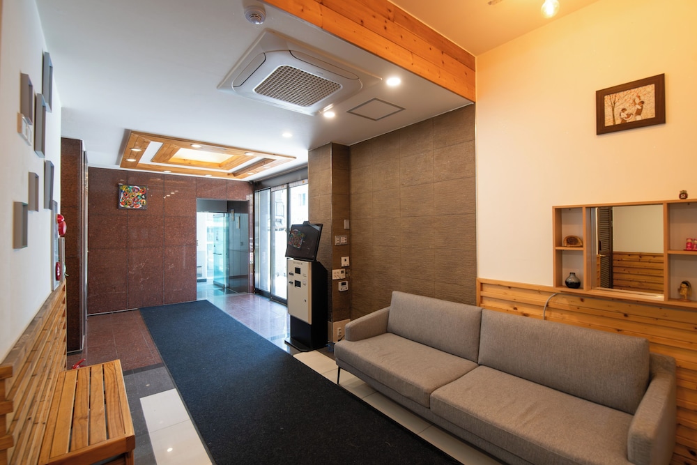 Gung Tourist Hotel 42/52