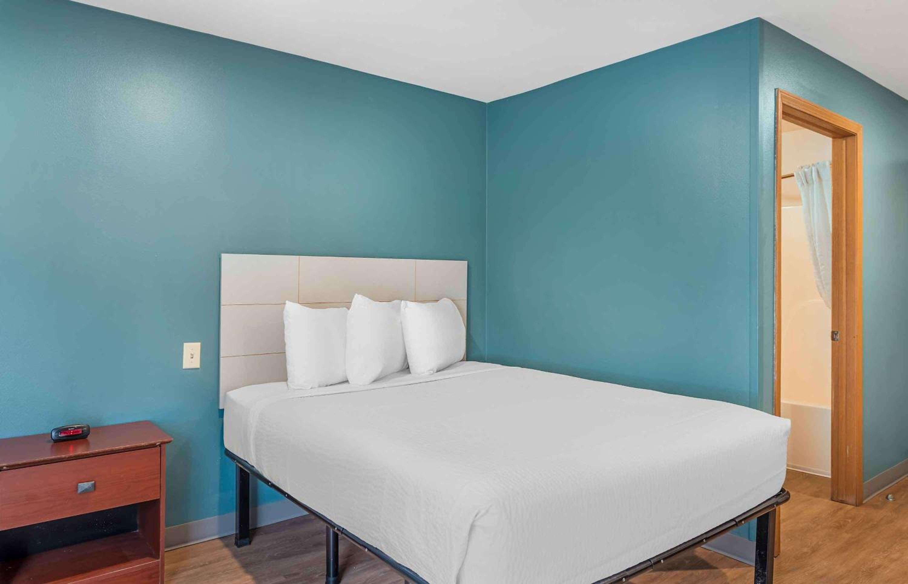 STANDARD, QUEEN BED