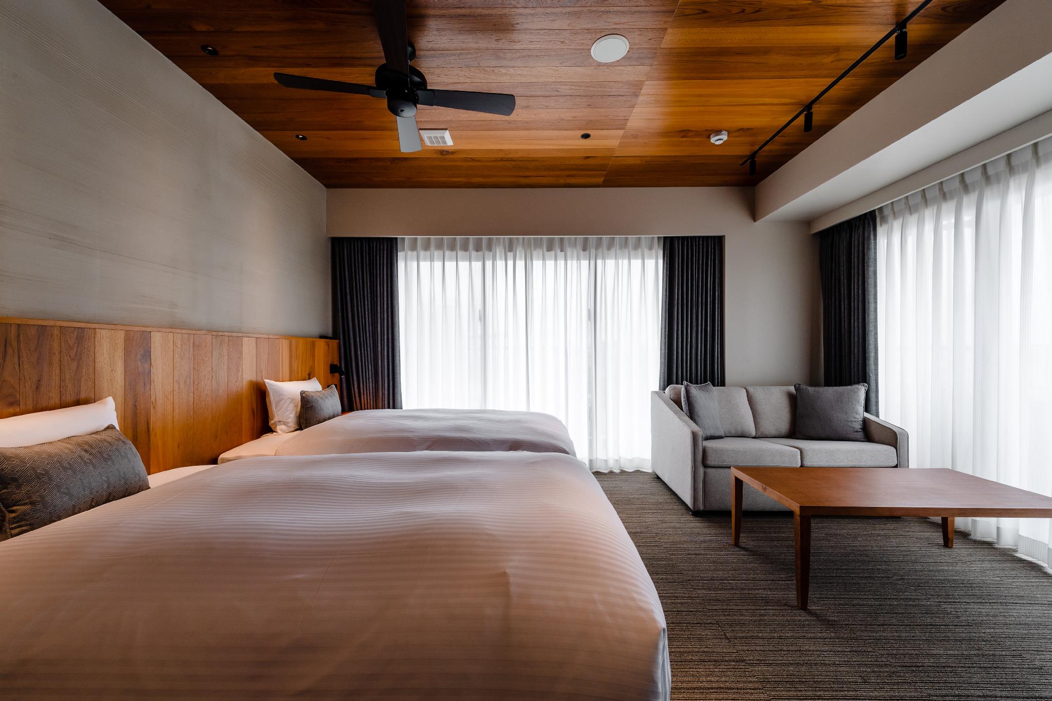 Deluxe, Twin Beds, Night View