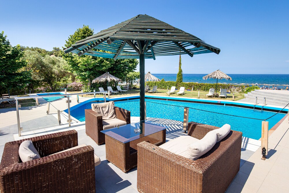 Kamari Beach Hotel 45/65