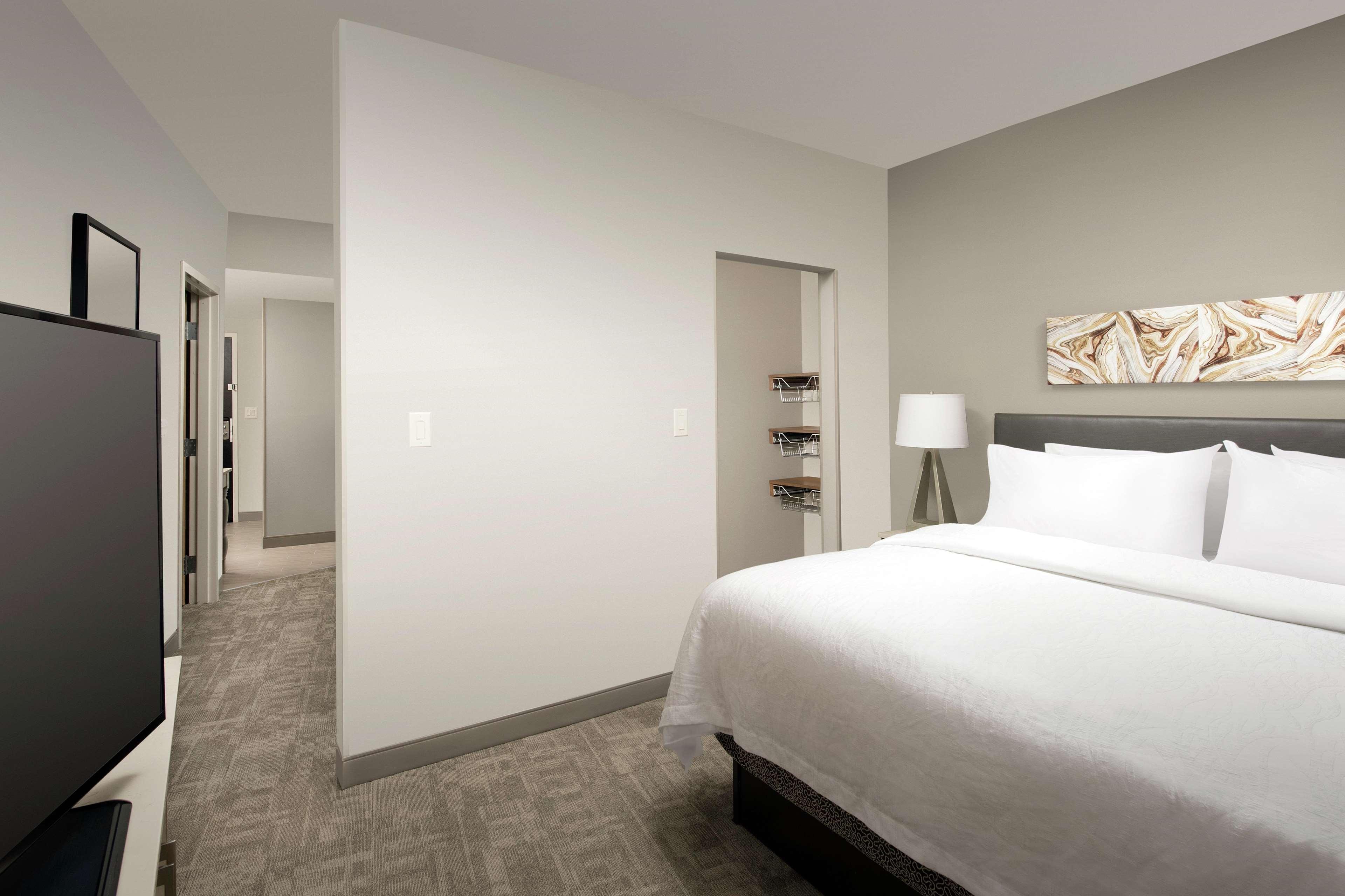 JUNIOR SUITE, KING BED, SOFA
