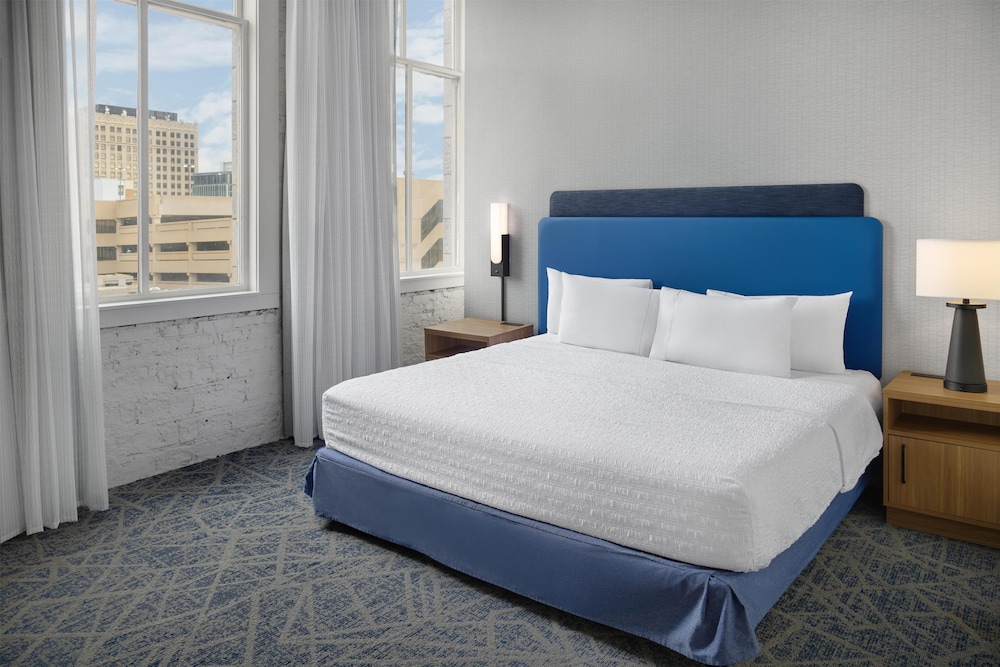 Suite, 1 King and 2 Queen Beds, Accessible