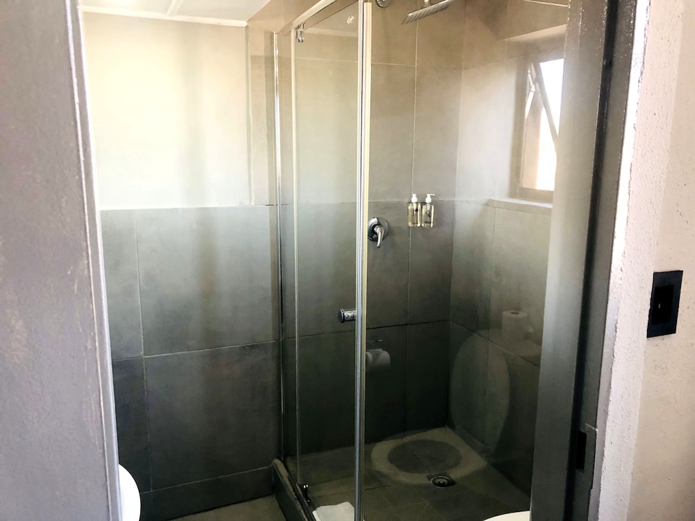 Elephant Springs Hotel &amp; Cabanas 80/80