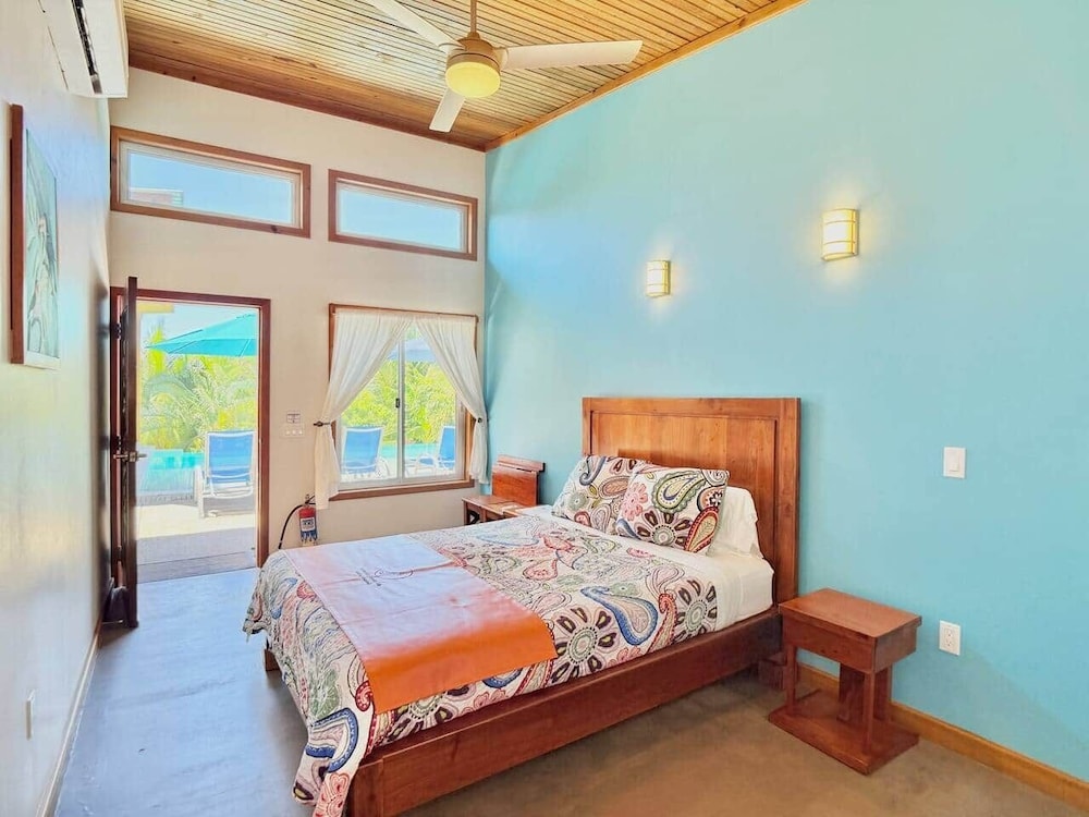 CLASSIC, QUEEN BED, POOL VIEW, ACCESSIBLE